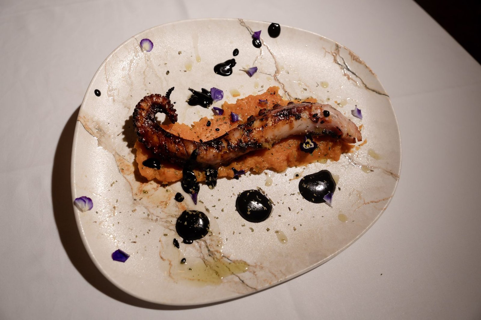 Pulpo a la parrilla con puré de boniato de Tres Libras